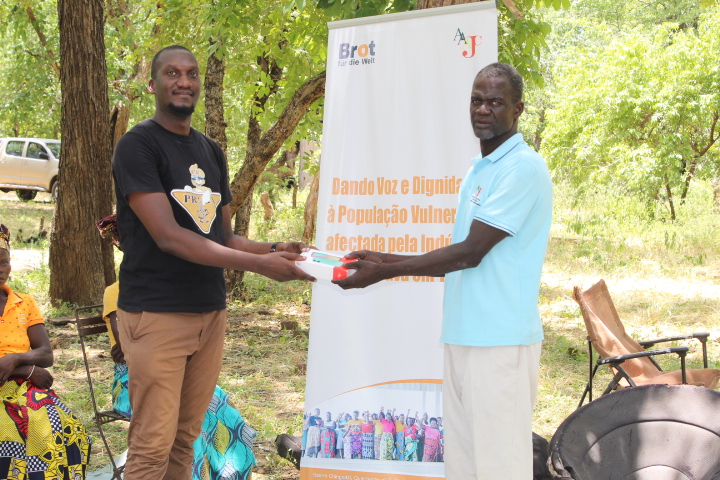 Entrega de Telemóvel ao Paralegal comunitário de Mbuzi no distrito de Chiuta